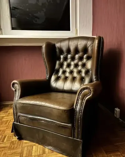 Skórzany fotel uszak vintage — praca Nzwie, Wrocław