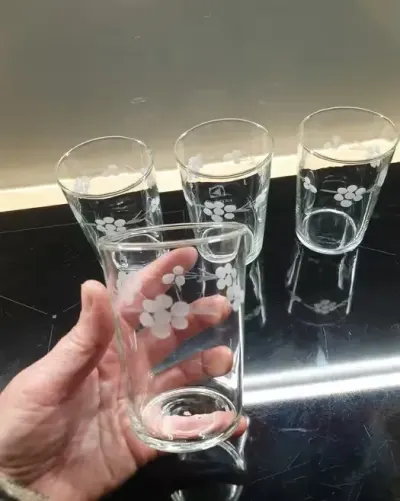 4 szklanki Prl białe kwiaty 200 ml — praca Hania73, Gdańsk