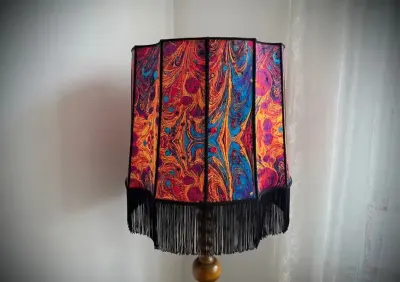 Antyczna lampa podłogowa z ręcznie szytym, abstrakcyjnym abażurem. — praca Paweł, Poznań