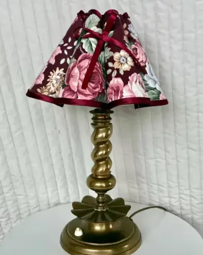Antyczna mosiężna lampa stołowa z dekoracyjnym spiralnym detalem i kwiatowym abażurem — praca Nela Picks Antiques, Gdańsk