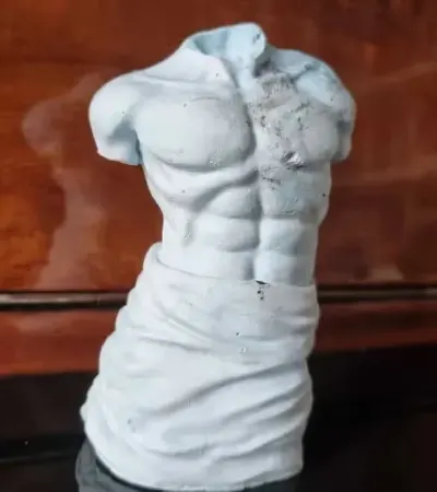 Antyczny Urok w Nowoczesnym Wydaniu: Miniatura Męskiego Torsu — praca Przemek, Wrocław