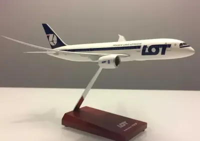 B787-8 Polskie Linie Lotnicze PLL LOT   model skala 1:200 — praca Stefan, Gdańsk