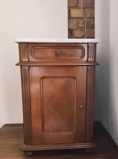 Bardzo stara szafka nocna, elektryczna ,nakastlik ok 1890 r. — praca Sylwester, Poznań