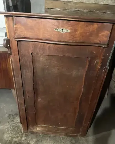 Bardzo stara zabytkowa szafa do renowacji.  85 x 135 x 45 — praca Paweł, Gdańsk