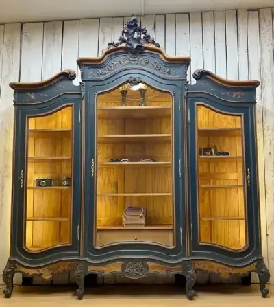 BIBLIOTEKA 3-drzwiowa witryna przeszklona antracyt, Ludwik XV Francja 1908 r. Antyk — praca Rocaille Pracownia francuskich antyków sp. z o.o., Poznań