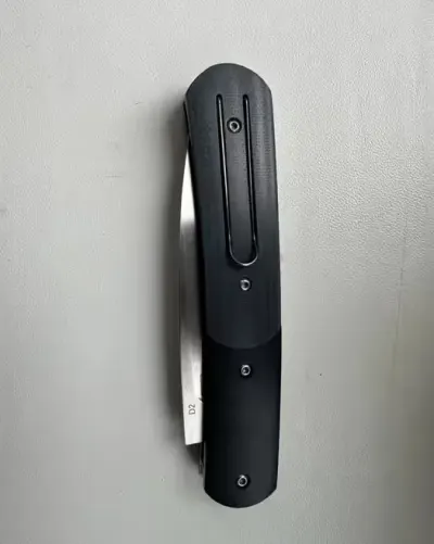 Boker Plus Dogleg Auto — praca Yuri, Poznań