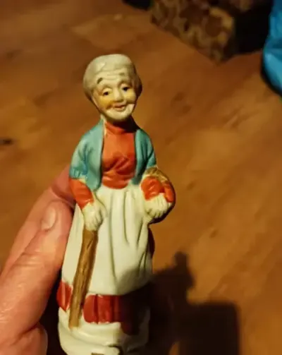 Ceramiczna figurka staruszka z laską — praca Milena, Łódź