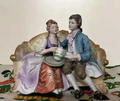 Ceramiczna figurka w stylu rokokoko para siedzaca na kanapie — praca NIE MA POBRANIA ani O L X, Łódź