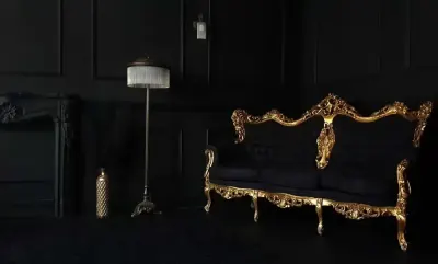 czarna sofa trzysobowa ze złotą rzeźbioną ramą w stylu rokoko barok Ludwik — praca Piotr, Poznań