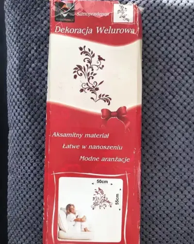 Dekoracja welurowa amarant — praca illlkill, Łódź
