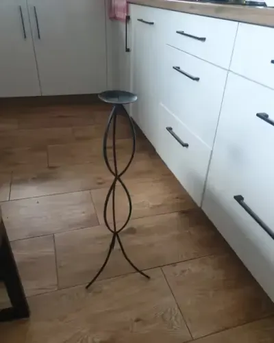 Długi świecznik PRL czarny metalowy 69 cm — praca Hania73, Gdańsk