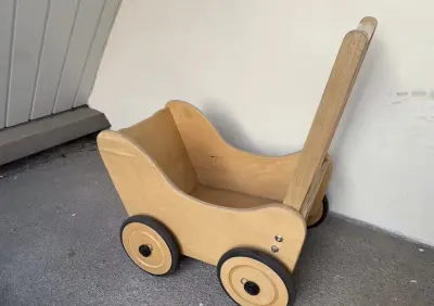 Drewniany wózek dla lalki lalek retro stary vintage antyk drewno — praca Karolina, Szczecin