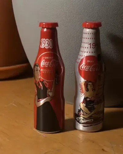 Dwie butelki kolekcjonerskie coca cola 1930 i 1950 — praca Dominika, Warszawa