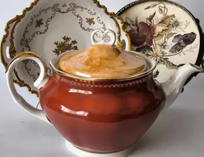 Dzbanek do herbaty kawy Karolina J. Grzegorzewska piękna  porcelana — praca Marzena, Kraków