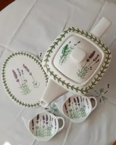 Dzbanek porcelanowy z podstawkami firmy Duo — praca Ewa, Gdańsk