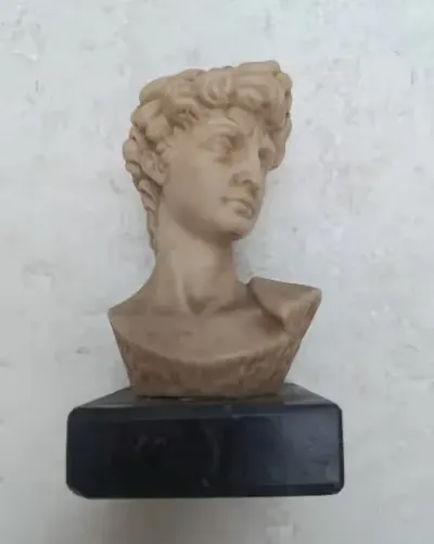 Figurka - Dawid- alabaster - 11,5 cm — praca Sławomir Foks, Warszawa