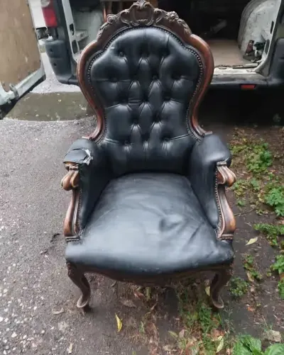 Fotel klubowy Chesterfield — praca Beste, Łódź