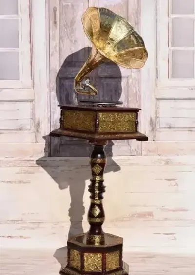 Gramofon Kwadrat - Rzeźbiony - Patefon - Stojak - Tuba - Sprawny — praca AntykiDecco, Kraków