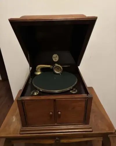 Gramofon Majesta,  po renowacji — praca Łukasz, Łódź