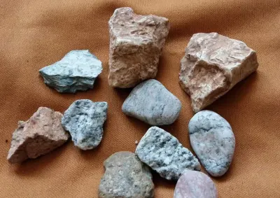 Kamienie z Korsyki sztuk 11,jeden solny i inne. — praca Aleksander, Łódź