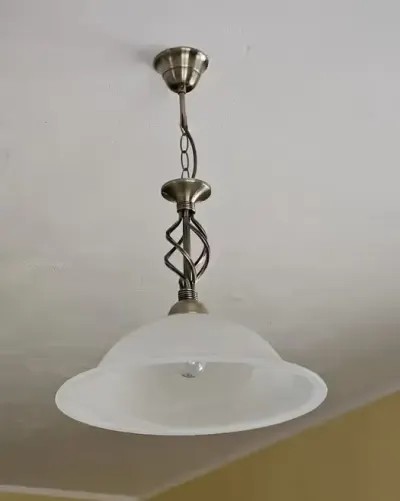 Klasyczna lampa wisząca / Żyrandol – mosiądz i szkło matowe — praca Jarek, Poznań