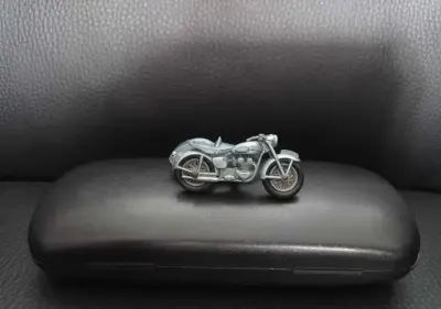 Kolekcjonerski motor Triumph by Lesney — praca Slavcio, Warszawa