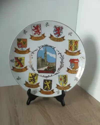 Kolekcjonerski talerz porcelanowy herb prowincji Belgii i Brukseli. — praca Maksym, Wrocław