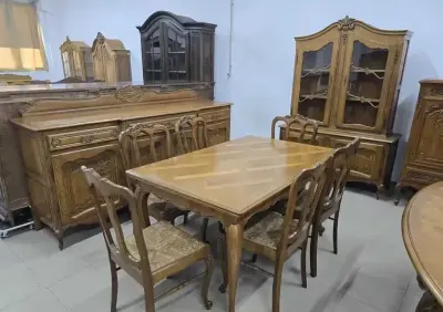 Komplet mebli w stylu ludwikowskim–komoda, witryna i stół z krzesłami — praca Antiko, Łódź