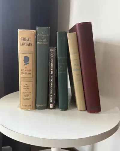 Książki vintage w języku angielskim wydrukowane w USA — praca Nela Picks Antiques, Gdańsk