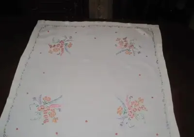 ładny obrus 78 x 84 cm haftowany obrusik w kwiaty rękodzieło — praca Hania73, Gdańsk