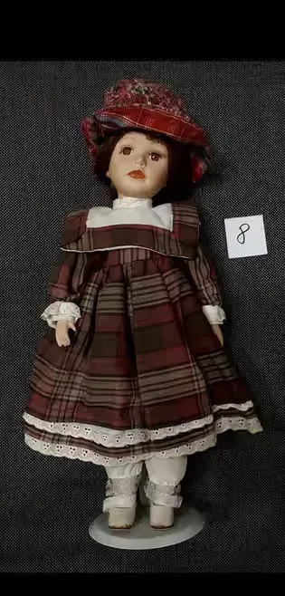 Lalka z porcelany pięknie wykonaną z dbałością o szczegóły. — praca retuk654, Kraków