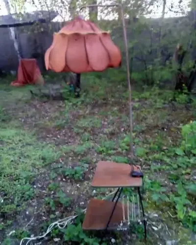Lampa regulowana ze stolikiem gazetnikiem igielit Gałecki vintage PRL — praca Mitsu, Łódź
