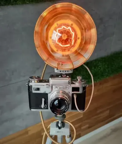 Lampa retro z aparatu KIEV vintage — praca Bartek be Art, Warszawa