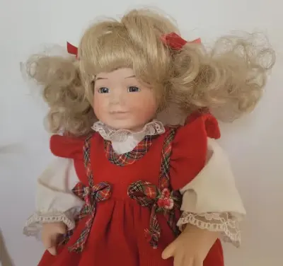 Mała lalka porcelanowa kolekcjonerska na stojaku 28 cm — praca Agnieszka, Łódź