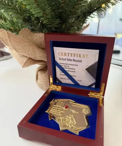 Medal w konturach Polski Kardynał Stefan Wyszyński — praca AK, Gdańsk