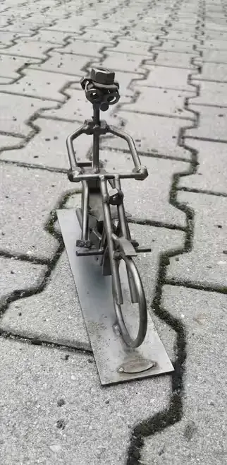 Metalowa figurka motocyklisty — praca Grzegorz, Wrocław