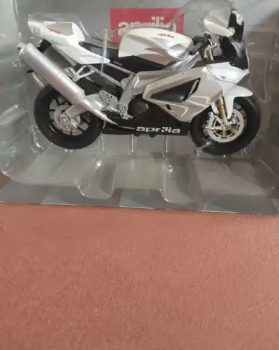 Model motocykla Aprilia RSV 1000R serii Welly .Skala 1:10.Cena 50zł. — praca darek, Łódź