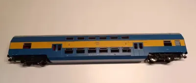 Model wagonu piętrowego PKP Bdhpumn PIKO w skali H0 — praca Mariusz, Gdańsk
