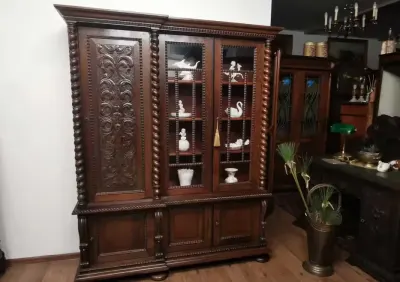 Orzechowa biblioteka witryna  antyk 913/2026 — praca Jakub, Szczecin