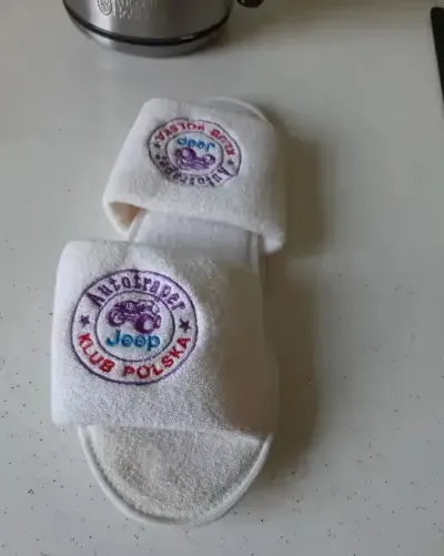 Pantofle jeep frotte club rajdy kolekcja unisex białe logo vintage boh — praca kontakt, Łódź