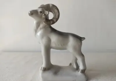 Porcelana figurka Połonne Ukraina muflon kolekcja — praca Beata, Kraków