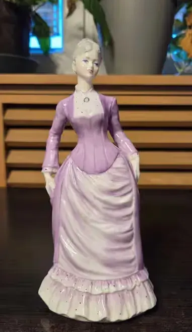Porcelanowa figurka kobiety, Coalport, Ladies of Fashion, Sarah — praca Filip, Łódź