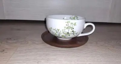 Porcelanowa filiżanka z podstawką z drewna akacjowego Easy Life — praca Ola, Gdańsk