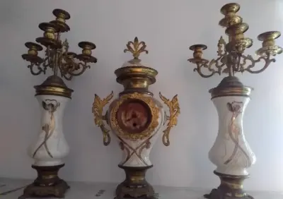 Porcelanowy zegar kominkowy wraz z dwoma świecznikami — praca Bartek, Gdańsk