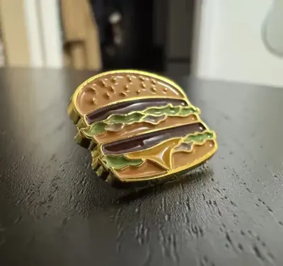 Przypinka Pin Big Mac McDonalds — praca Dominika, Poznań