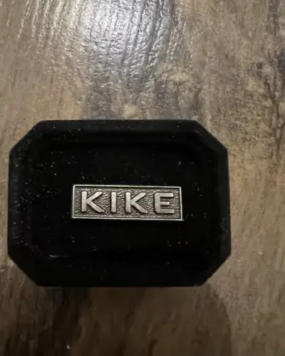 Przypinka pin Kike 2 cm — praca Ola, Kraków