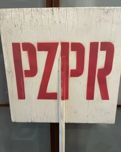 Pzpr szyld znak transparent PRL komuna vintage drewniany oryginalny — praca Ja.nóż, Gdańsk