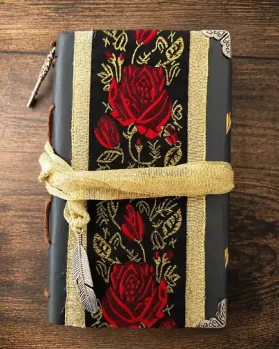 Ręcznie wykonany notes A6 z haftowaną różą  Papier kraft | Unikat (8) — praca Joanna, Poznań