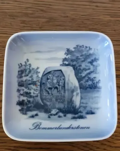 Royal Copenhagen – Porcelanowy talerzyk pamiątkowy „Kamień Bommerlunder” (985-20) — praca Daria, Łódź