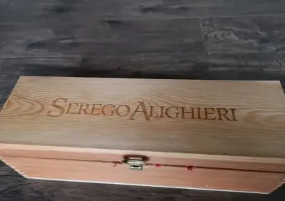 Sergo Alighieri oryginalna kolekcjonerska skrzynka drewniana na wino — praca Ilona, Wrocław